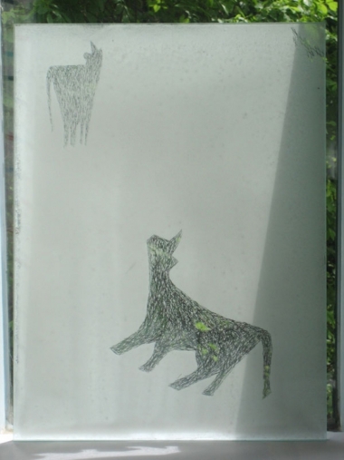 verliebte Kühe im Nebel I 2008, Glas, Kratztechnik, 35x28 cm